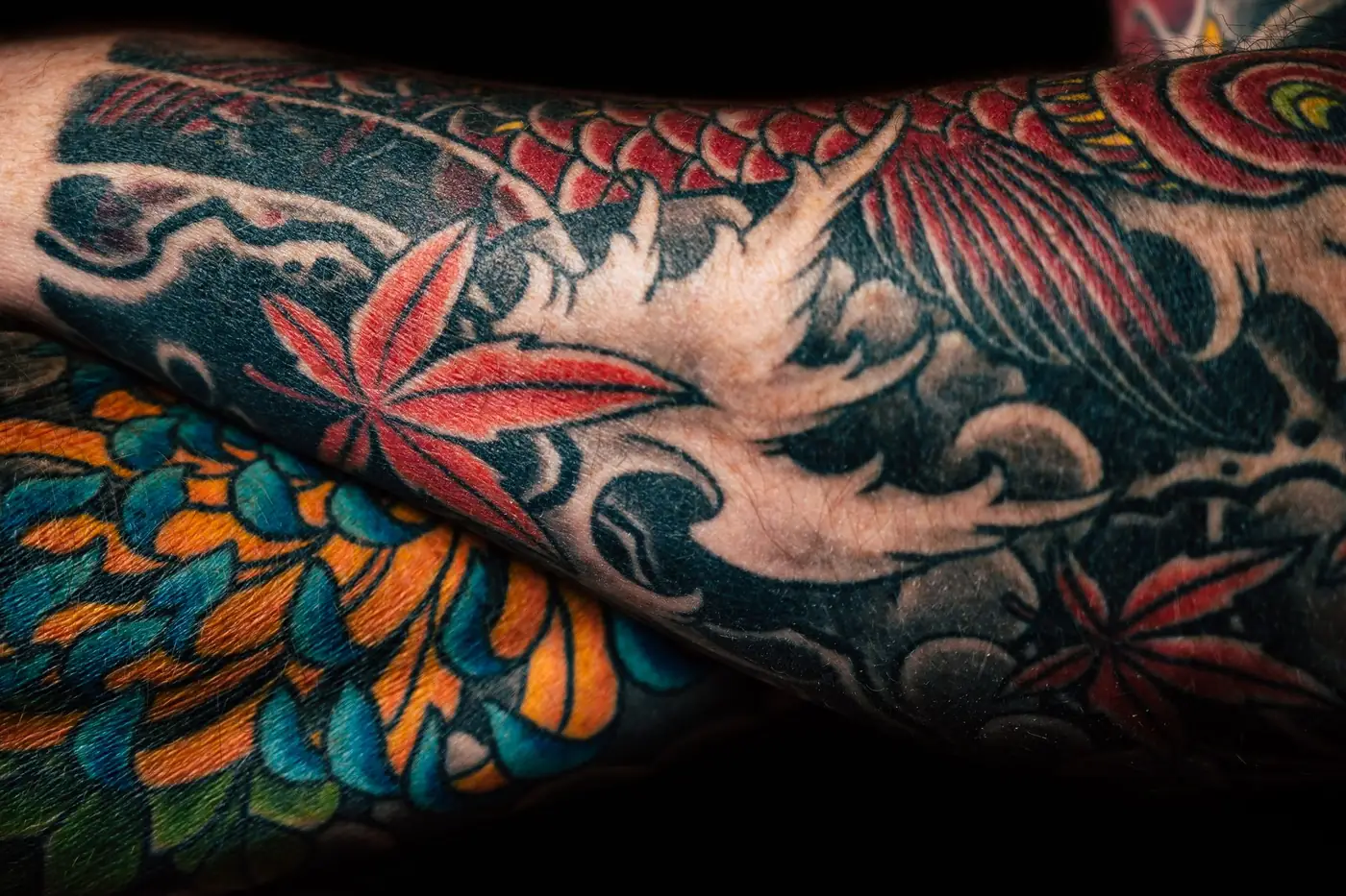 Japanese-style color sleeve with maple leaves and waves